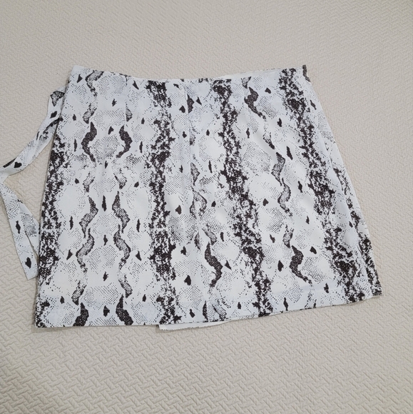 C'isa Snake Print Partial Wrap Skirt with tie Size Large - Picture 8 of 14